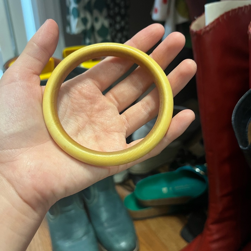 Vintage Banana Bakelite Tube Bracelet - Picture 2 of 4